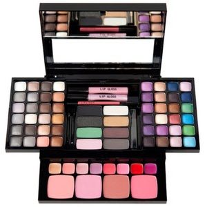 Brand new and sealed Nyx S116 Soho Glam Set